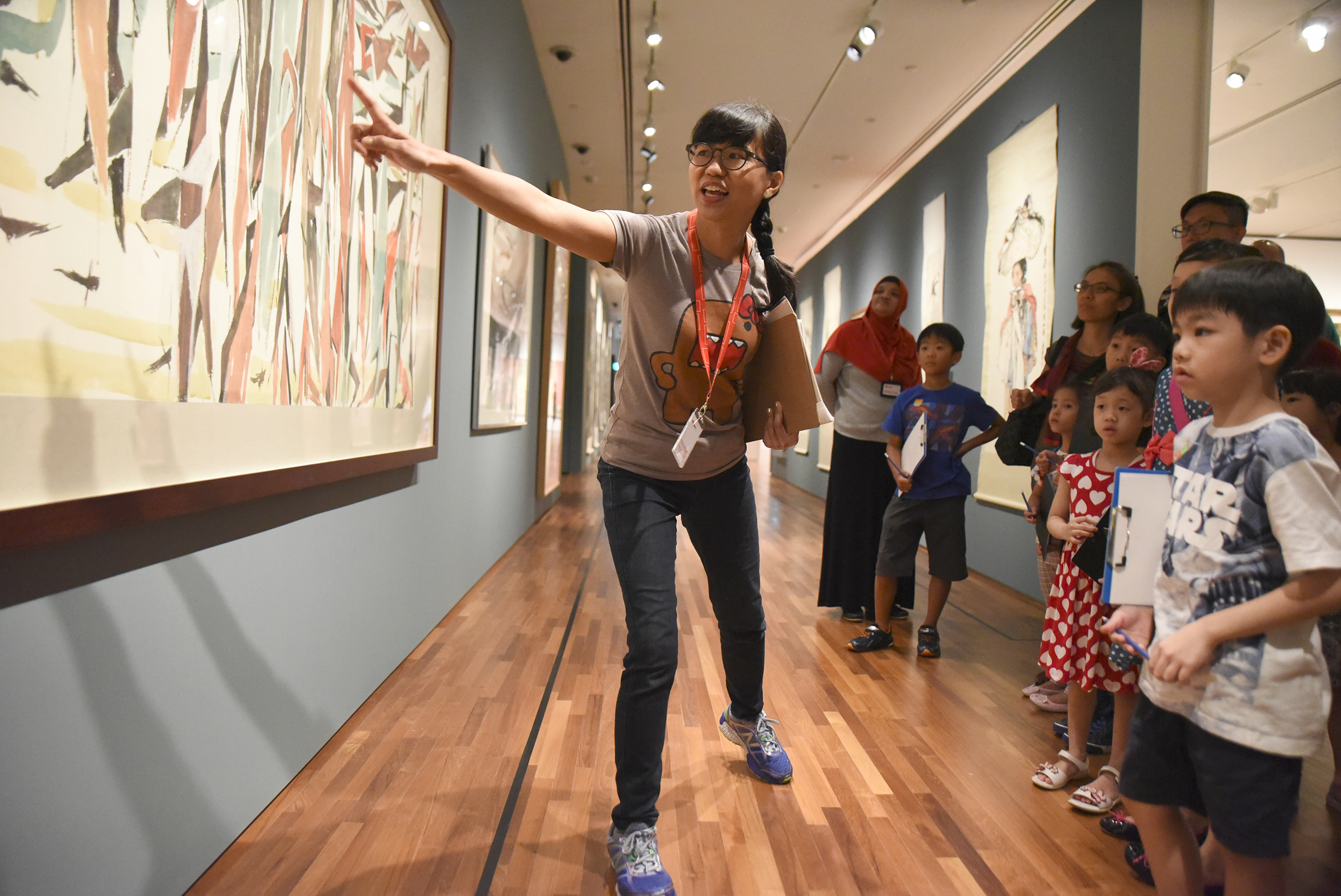 Tour guide in National Gallery Singapore giving a tour to kids